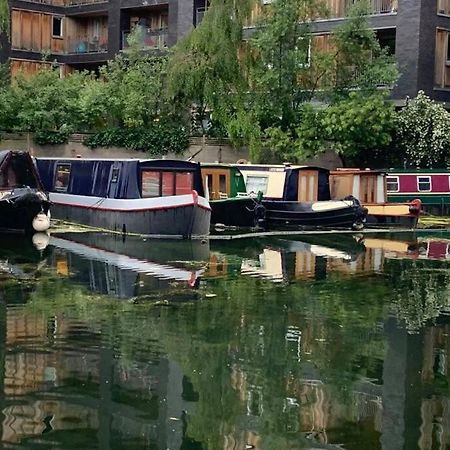 Narrowboat Moored In London Exterior photo