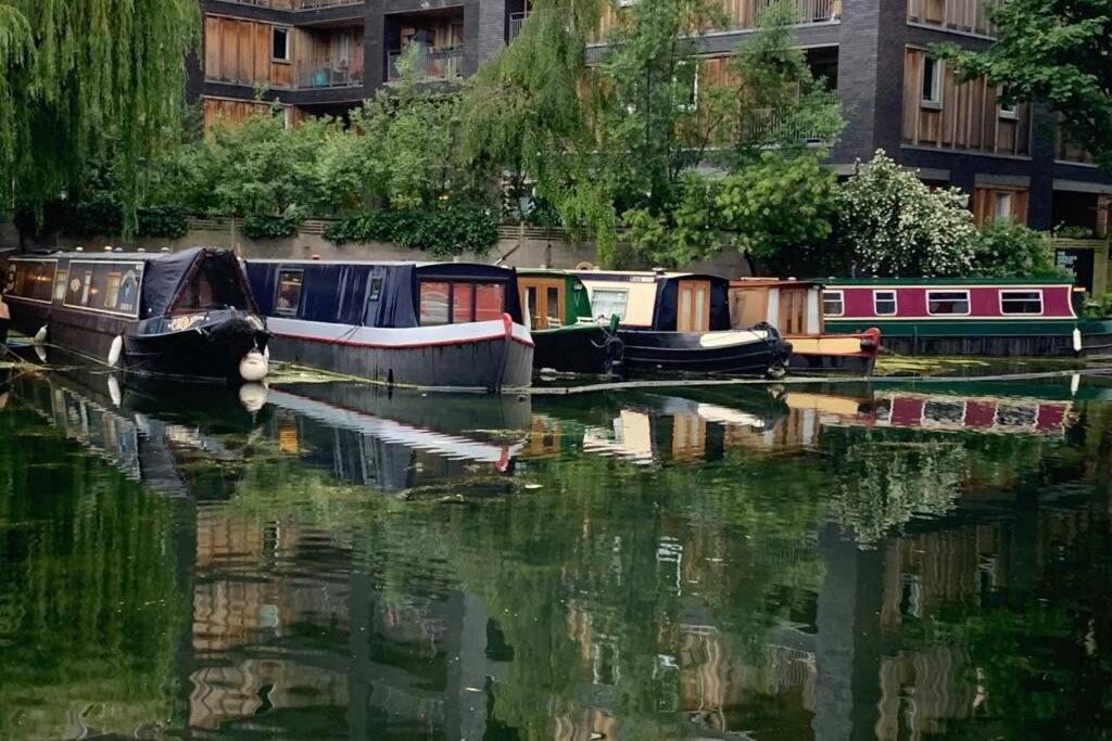 Narrowboat Moored In London Exterior photo