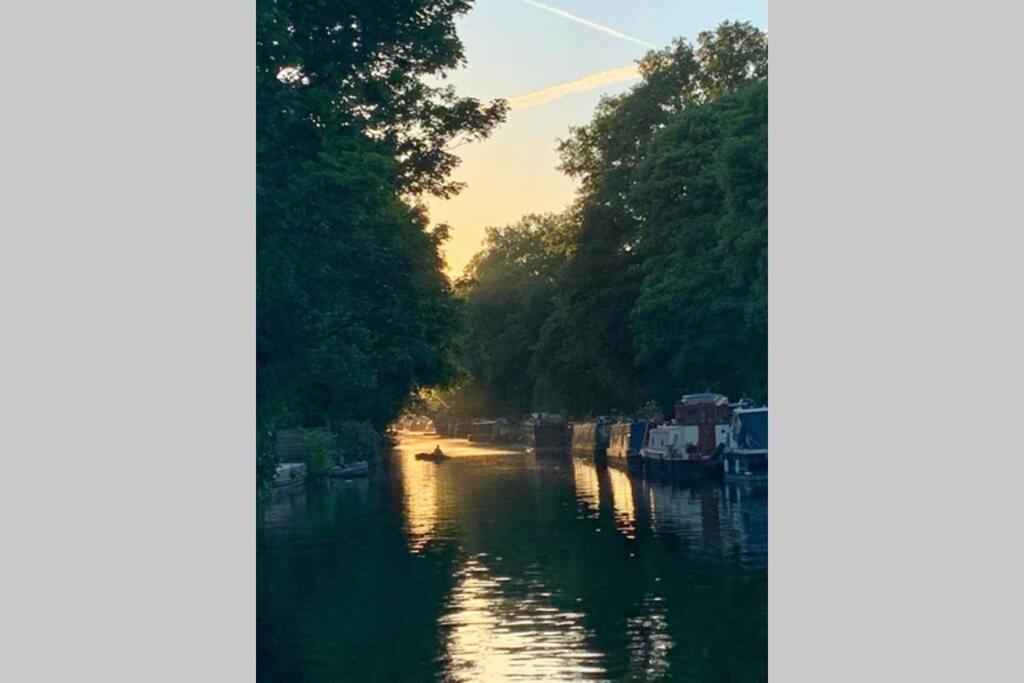 Narrowboat Moored In London Exterior photo