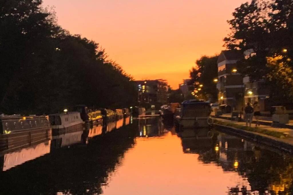 Narrowboat Moored In London Exterior photo