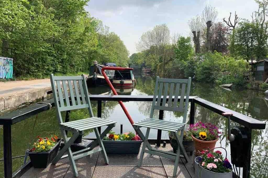 Narrowboat Moored In London Exterior photo